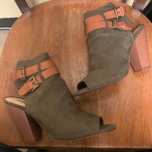 Shoe dazzle cutout/peep toe booties